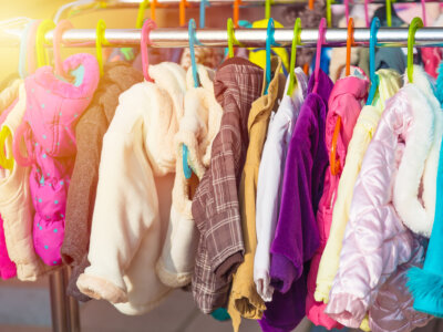Kleiderstange mit Kinderkleidung