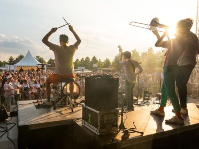 Make a Move spielt bei Veranstaltung DREISSIG im Volkspark Potsdam, tanzendes Publikum