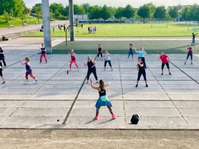 Zumbagruppe tanzt im Veranstaltungswall