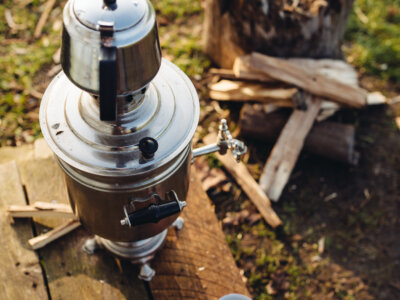 Samowar auf Holztisch