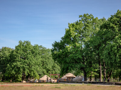 Blick in Remisepark mit Jurtendorf Nomadenland, Volkspark Potsdam