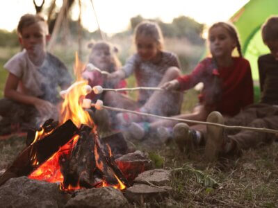 Kinder am Lagerfeuer