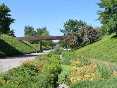 Blick in Volkspark Potsdam, Bereich Wälle mit Brücken