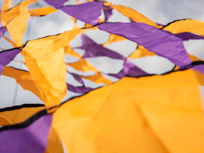 Gelb-lila Drachen am Himmel