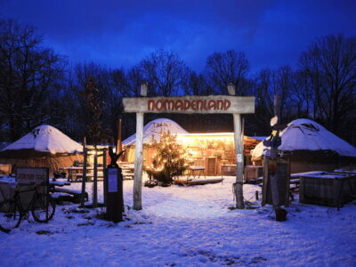 Das verschneitet Nomadenland im Dunkeln beleuchtet