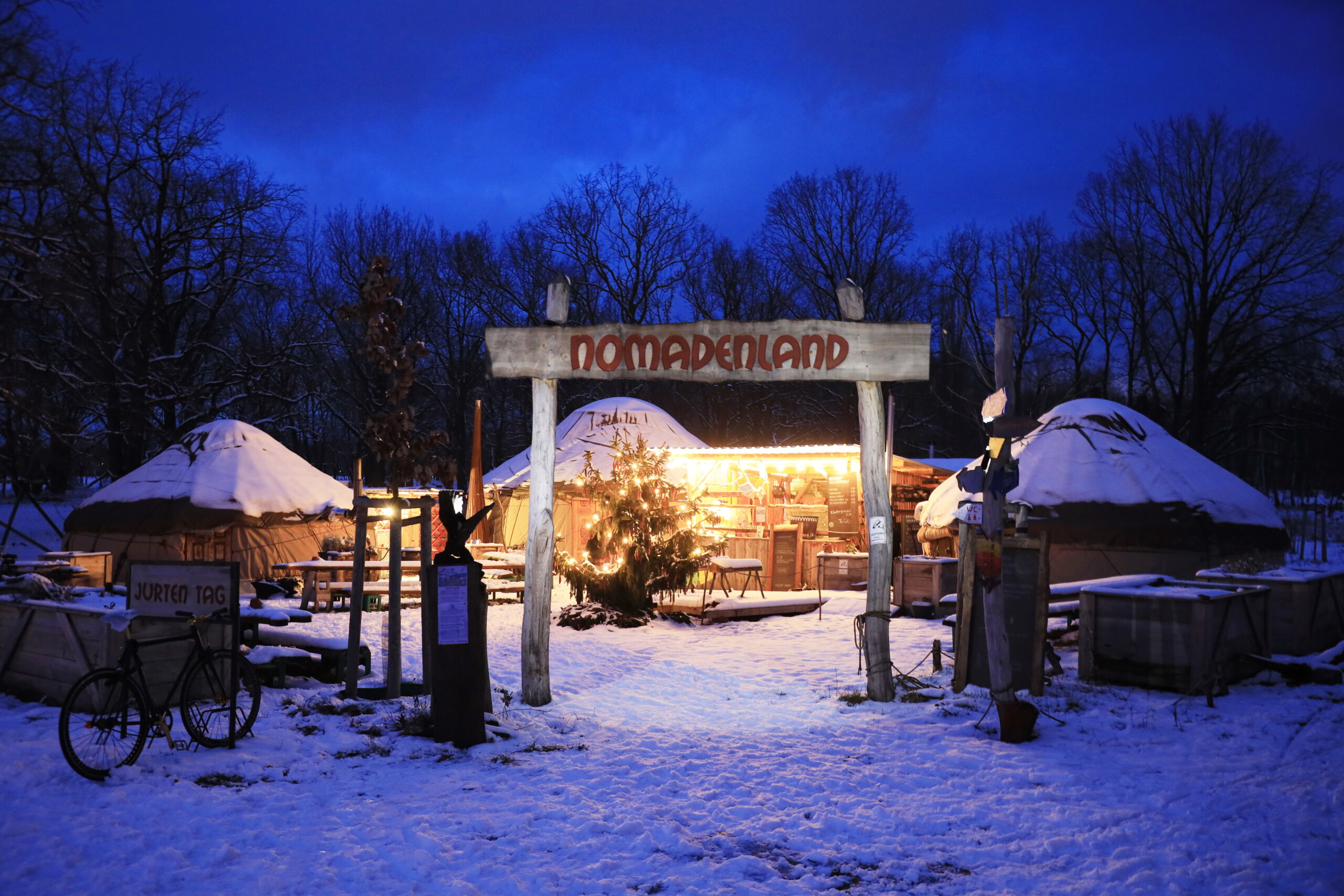 Das verschneitet Nomadenland im Dunkeln beleuchtet