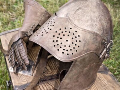 Ritterhelm mit eisernem Handschuh