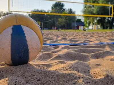 Beachvolleyball im Sand