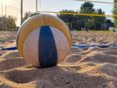 Beachvolleyball im Sand