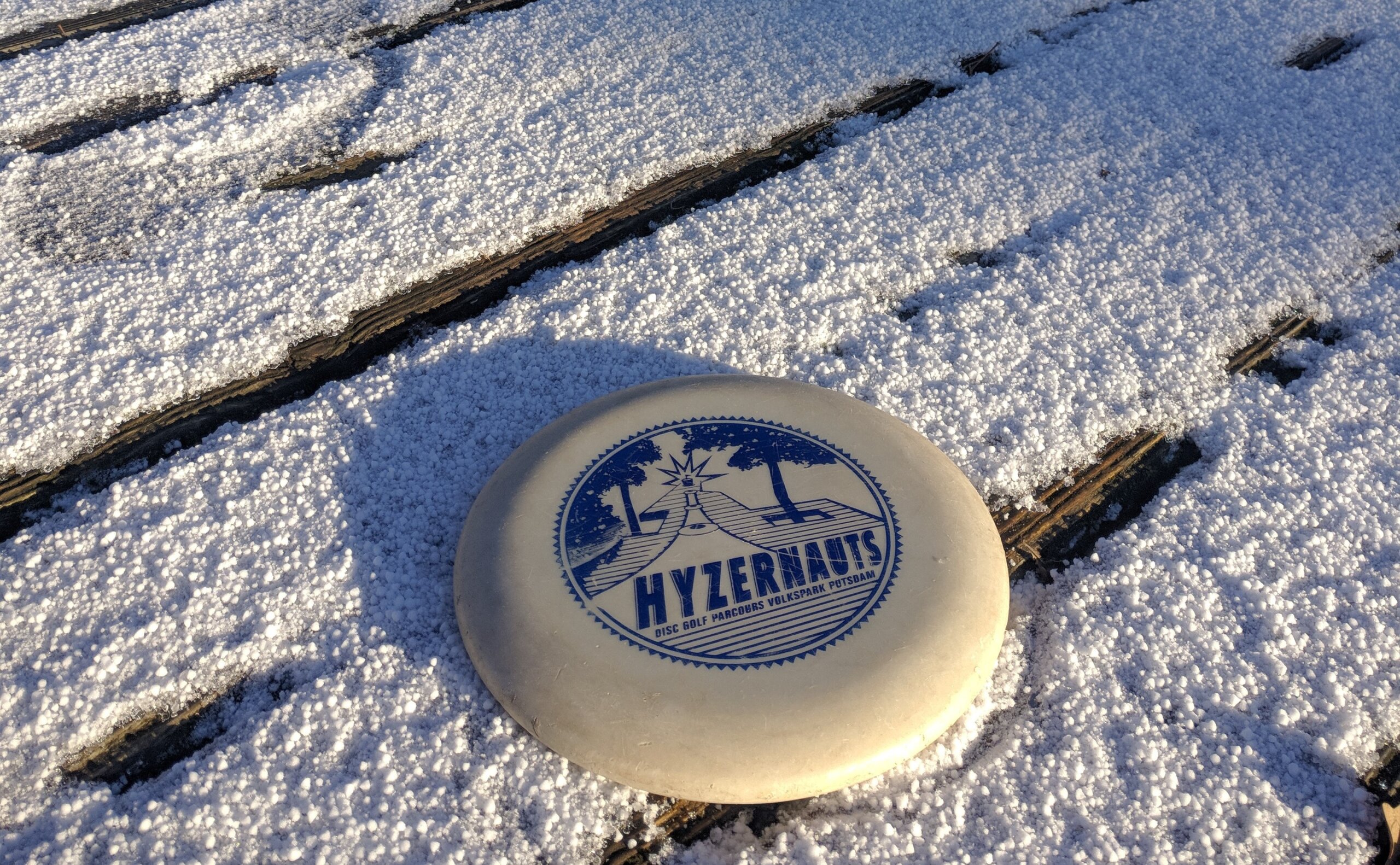 Disc-Golf-Scheibe im Schnee