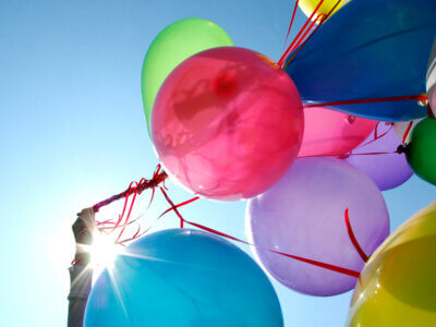 Luftballons fliegen im Wind