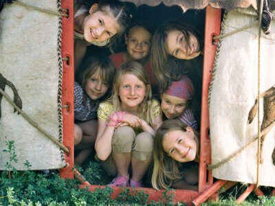 Kinder sehen aus Eingang Nomadenjurte hinaus